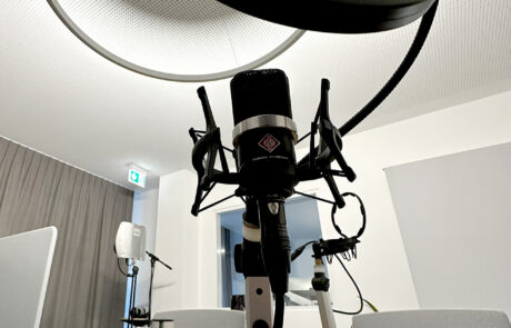 Neumann Mikrofon im Podcaststudio der Kreativ-Arena